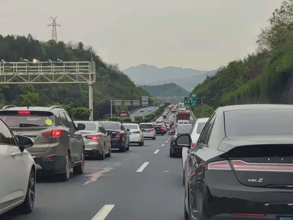网友供图计划从杭州返程的朋友该怎么避免拥堵呢交警建议计划从杭金衢