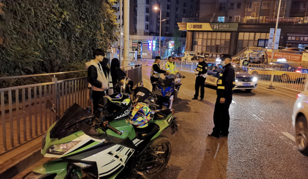 贵阳鬼火少年凌晨炸街4辆改装摩托车被一锅端