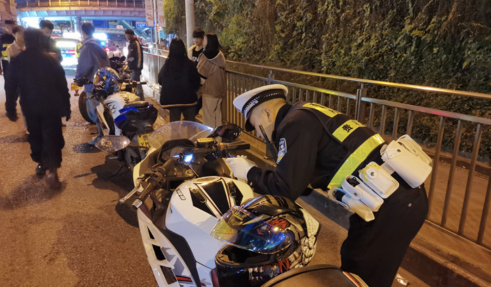 贵阳鬼火少年凌晨炸街4辆改装摩托车被一锅端