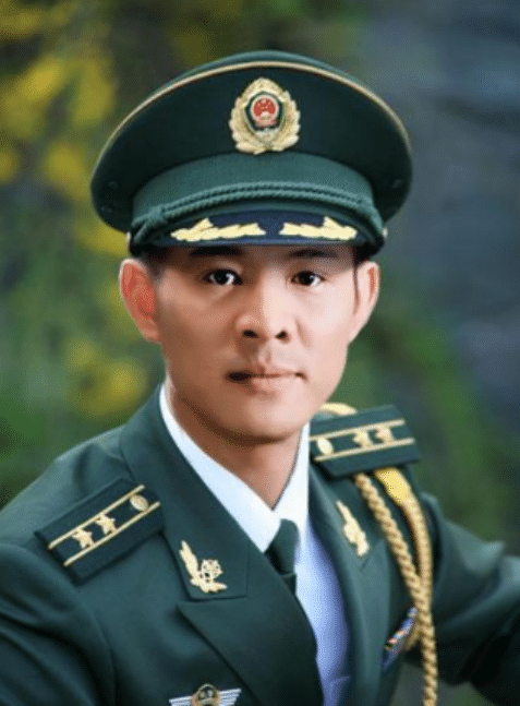 穿上军装的李连杰,并没有想象中的硬汉形象,而是清秀的文雅气质  .