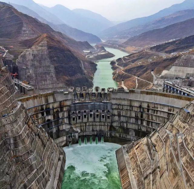 白鹤滩水电站大坝泄洪深孔首次过流,太壮观了!