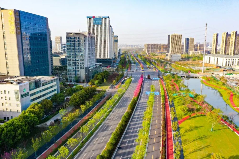 浦滨路全长12.336公里,宽64 米,南起虎桥路,北至浦镇大街.