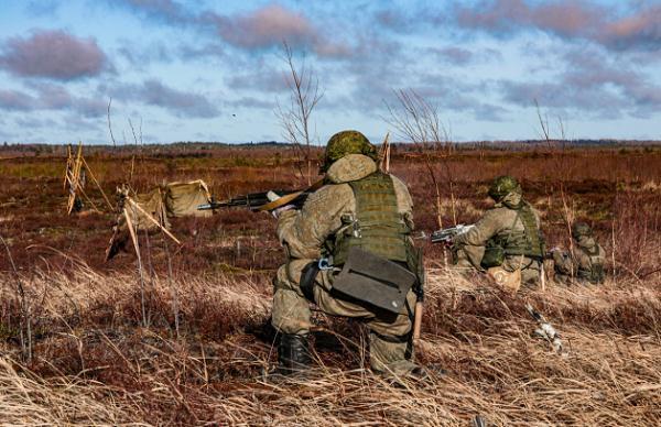 俄罗斯空降兵部队完成多轮战术演习
