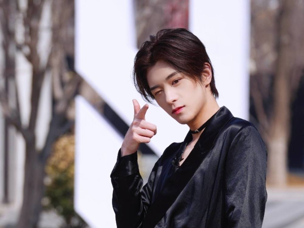 邓孝慈之前完完全全属于"素人",在唱跳方面他很业