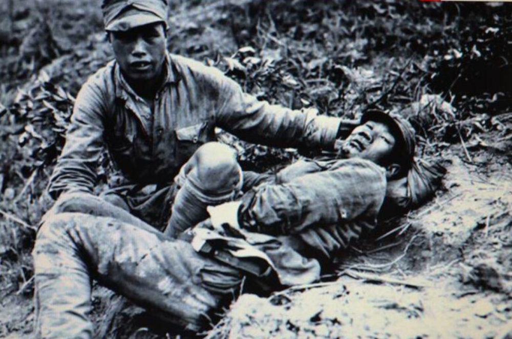 川军少年身负重伤牺牲前用尽力气说六个字日军流着泪将其厚葬