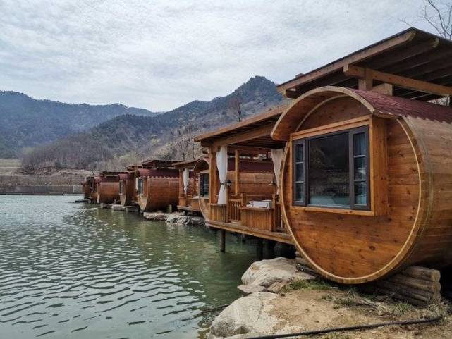 齐鲁晚报·齐鲁壹点记者来到九如山风景区的红颜容木桶民宿,一排排