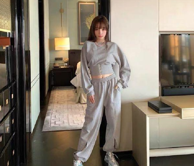 李小璐在宾馆拍大片衣带宽松状态差背景打马赛克引起热议