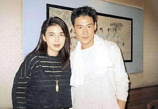 除了两个女儿之外,邓光荣还收了一个干女儿,就是张学友的老婆罗美薇.