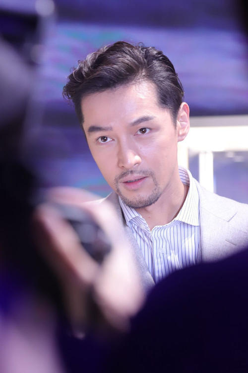 这些年来胡歌的新作品越来越少,在大众面前也很少露面,因为现在的他正