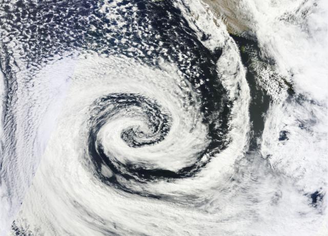 受地转偏向力的影响,形成一个逆时针旋转的气团,这就是低气压,即气旋