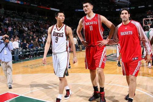 易建联在NBA和姚明第一次对位比赛时，打出了什么样的数据？