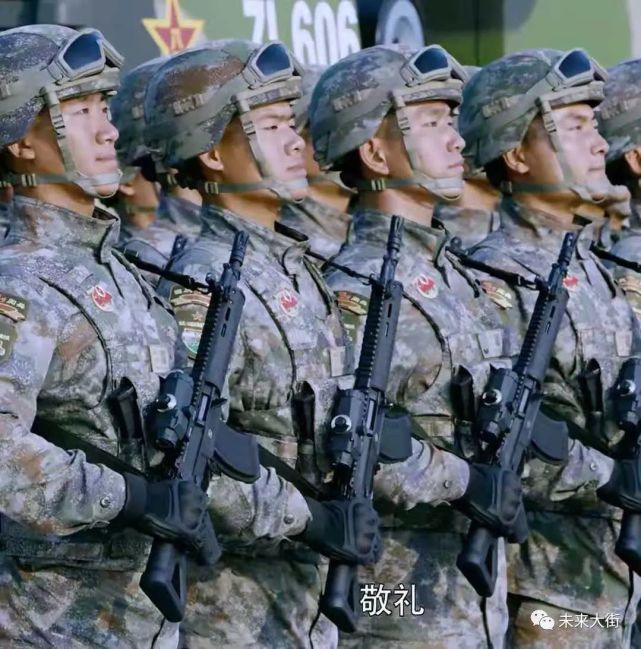 未来大街军事馆2019年国庆大阅兵里的新式迷彩与新式步枪