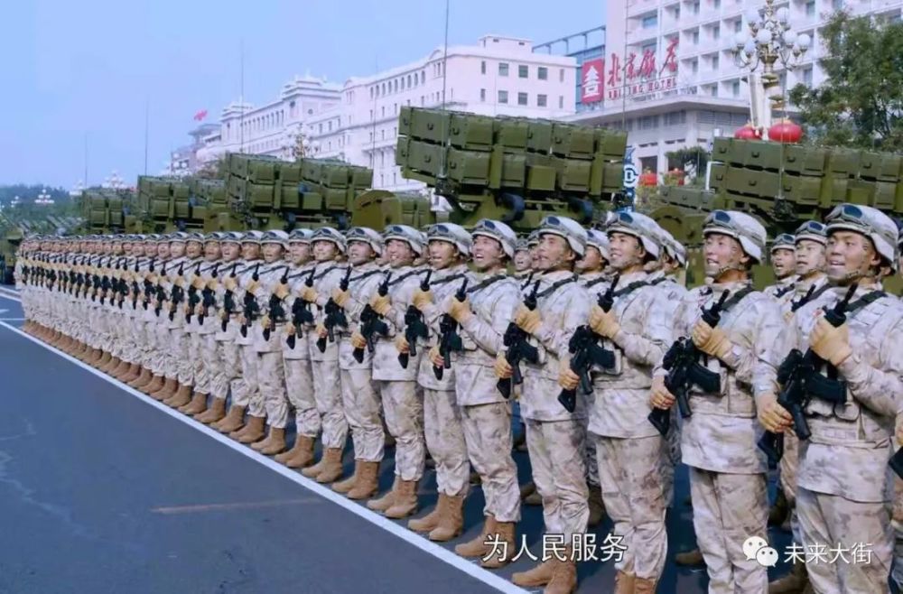 未來大街軍事館2019年國慶大閱兵裡的新式迷彩與新式步槍