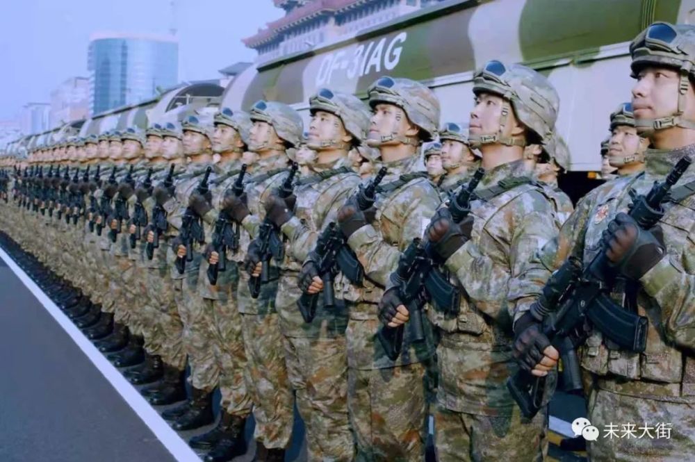 未來大街軍事館2019年國慶大閱兵裡的新式迷彩與新式步槍