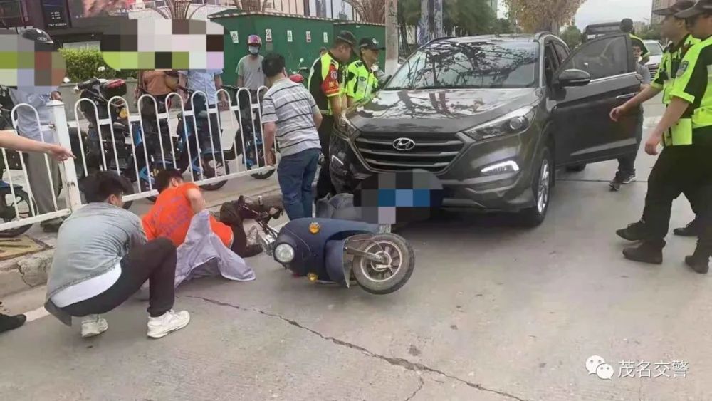 茂名 交通事故一人被压车下 警民联手十几秒抬车救出伤者 腾讯新闻