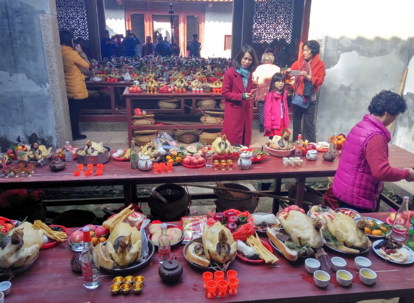 中元节众多的节日,家人会将做好的鸡鸭鱼肉等贡品摆放整齐供先人享用
