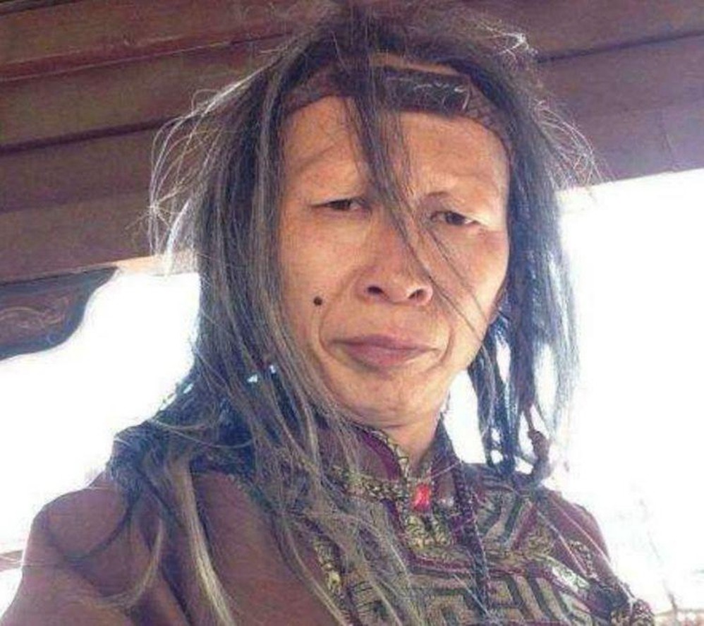 从学校毕业后,因相貌丑陋,吃了不少闭门羹,但他并未放弃对表演的热爱