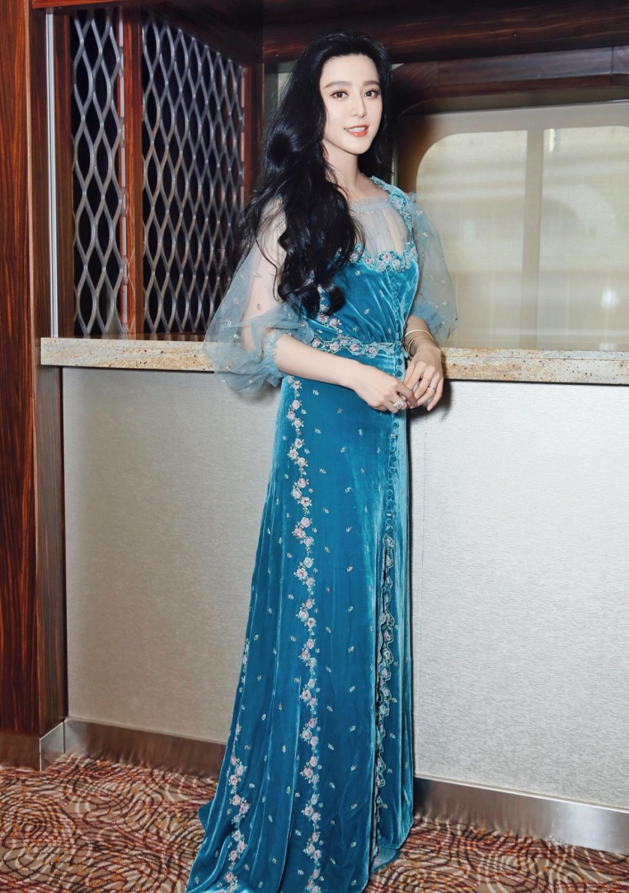 范冰冰在国外美得很高调一身皮衣配公主卷亮相气场好强大