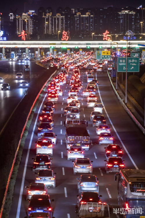 返程车辆一片红青银高速青岛东出口处排起长龙