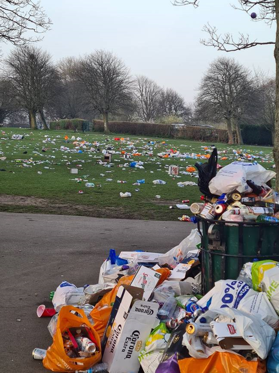 素质呢英国防疫解封后数千人扎堆公园垃圾满地一片狼藉