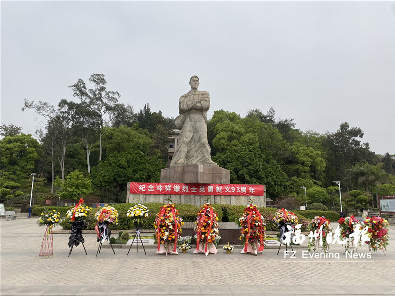 前来祭扫的市民虽多,但陵园内庄严肃穆,没有嘈杂的声音,地面干净整洁