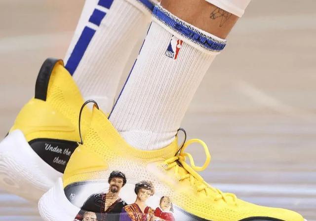 是李小龙和他的家人鞋身上的定制图案ua curry flow 8定制版勇士球星