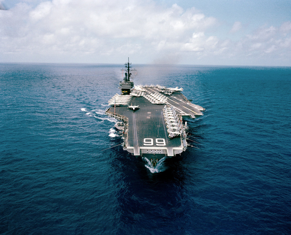 狂轰滥炸25天美国小鹰级航母才被击沉小代价却换来大利益