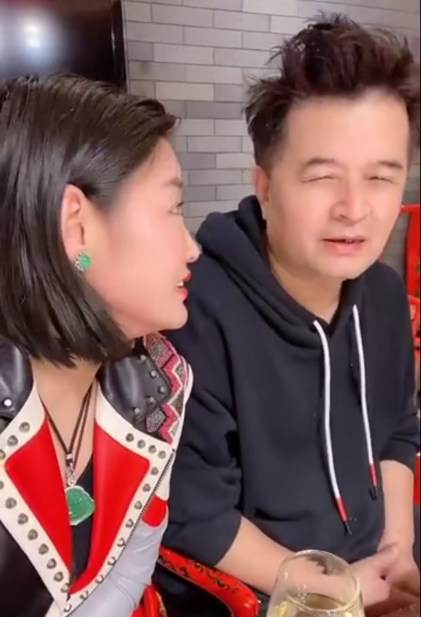 毕福剑近况曝光模样颓废,被疑抱二胎儿子出镜,真相是闹乌龙