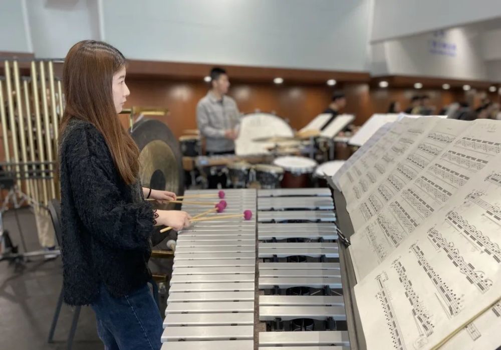 几次乐器的摆放位置,在《宁波组曲》中,他一个人要负责大军鼓,钢片琴