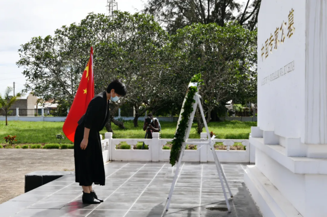 我驻坦桑尼亚大使馆组织祭扫坦赞铁路中国专家公墓