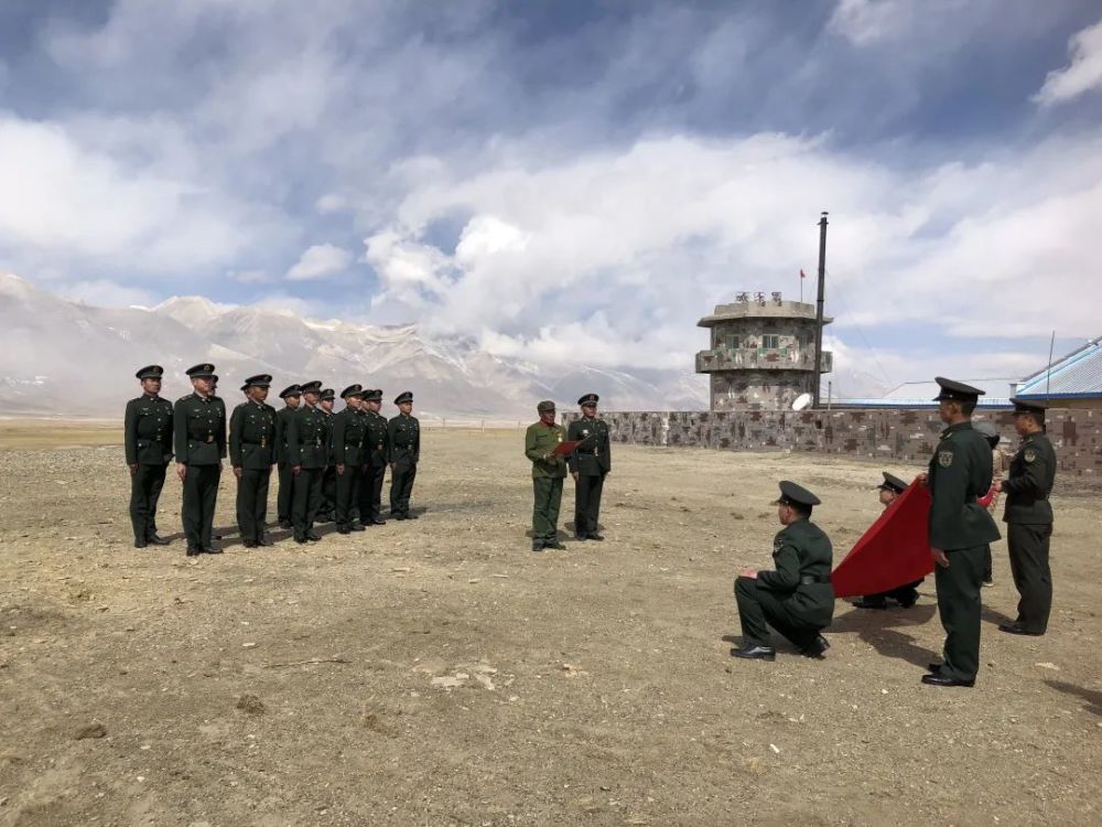 去年初,王建飞被军分区评为忠诚戍边感动人物,在日喀则参加颁奖活动