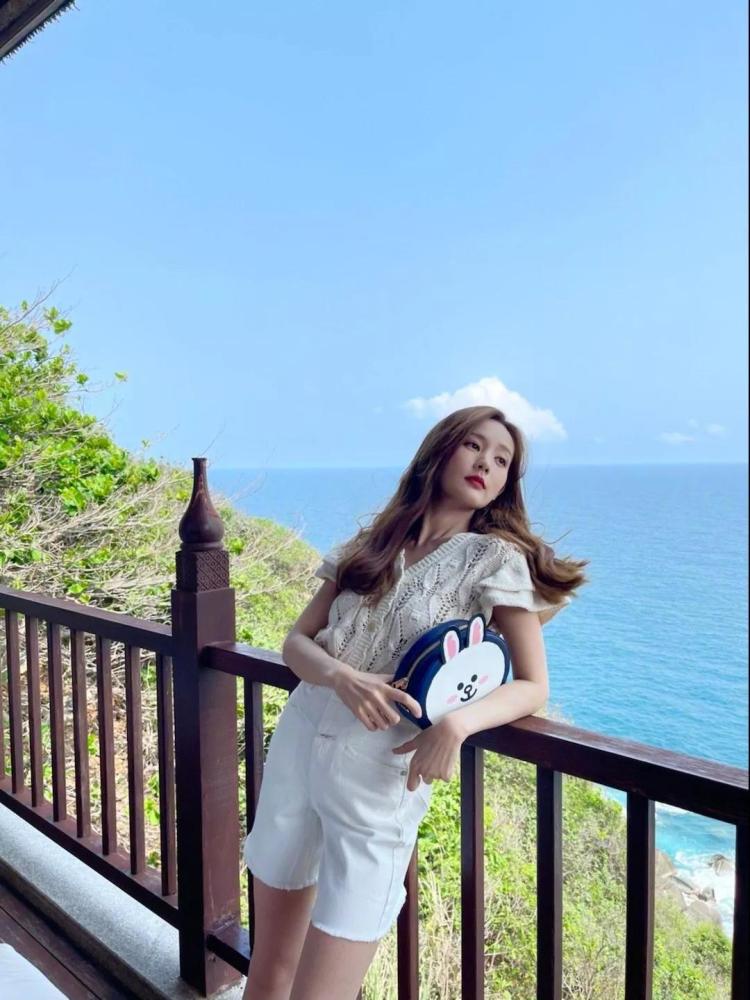 李一桐海南度假沙滩照