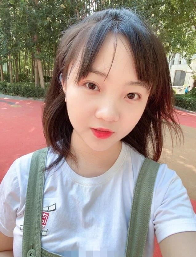 林妙可近照发福明显打扮老土像一位大妈明星道路不被看好