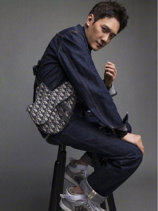 dior迪奥马鞍包回收dior迪奥男包合集男明星上身图太好看了