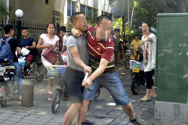 湖北荆门三男子因感情瓜葛约架,场面堪比古惑仔