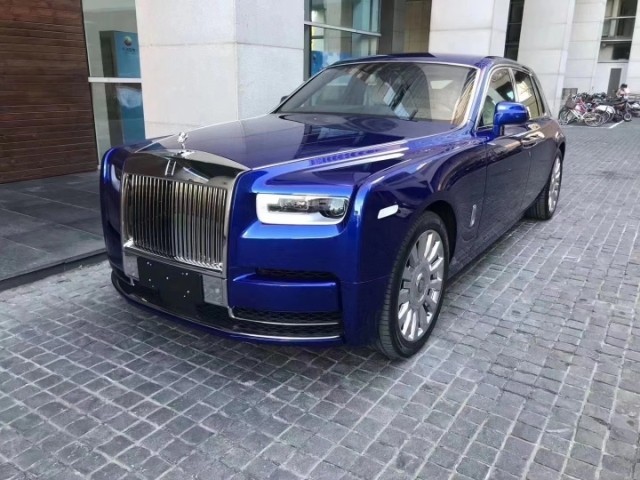 劳斯莱斯幻影极致蓝白色双拼内饰满足最挑剔的豪华客户