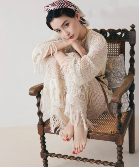 baby抱腿坐凹造型脱了鞋后脚指甲颜色太抢镜网友们吐槽哪有当妈的样