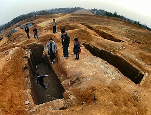 1986年湖北战国楚墓出土两张床比现代床还漂亮专家纷纷赞叹