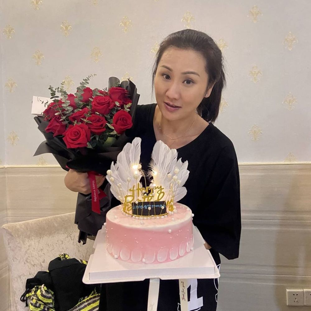 吴岱融造惊喜为爱妻庆生 钟淑慧手捧鲜花甜蜜依靠在老公身上合影