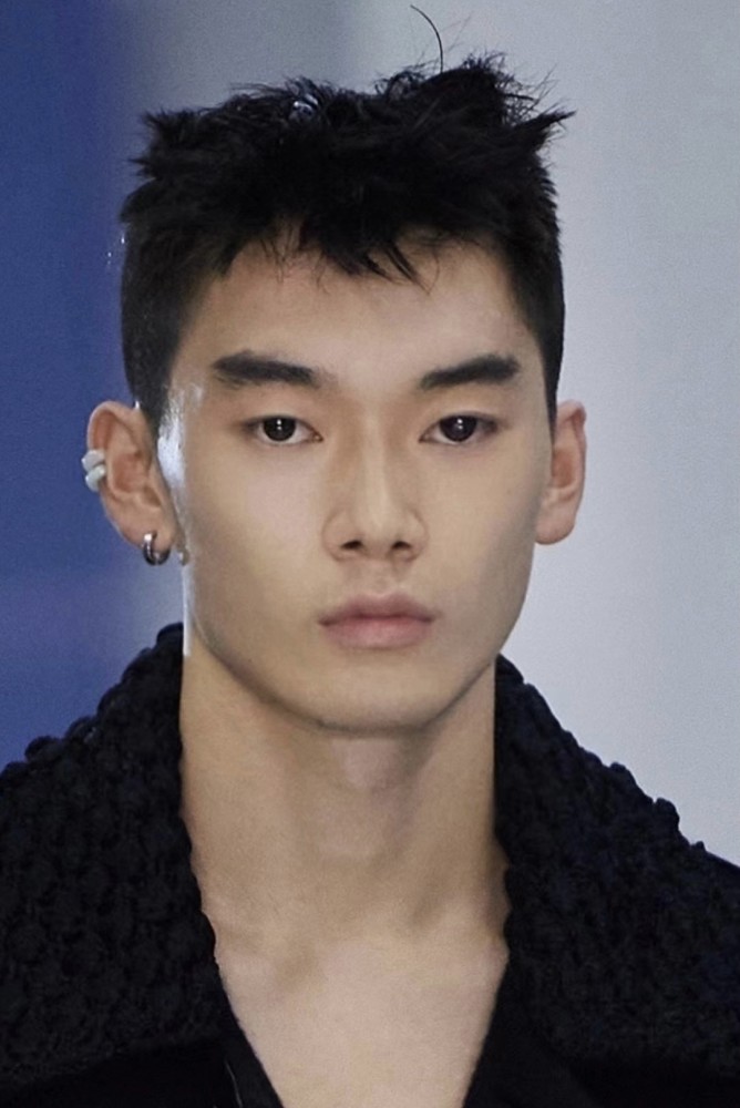 的服装单品,两个人也都诠释的帅气到位,林子轩身穿纯黑色的长款大衣