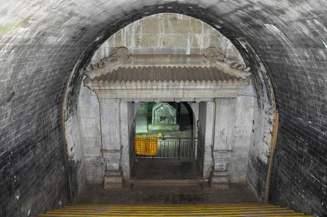 1979年,东陵容妃墓中发现一大窟窿,却因此解开了真假香妃墓之谜|清