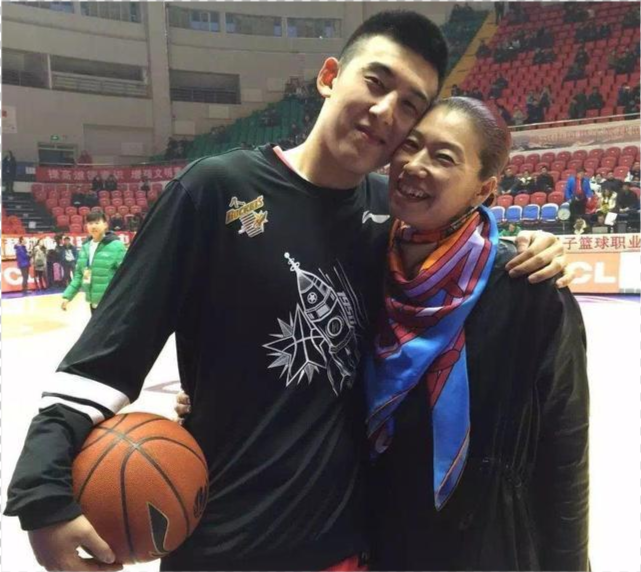 熟悉辽宁男篮的球迷都知道,很多重要场合都能够看到张镇麟妈妈王芳的
