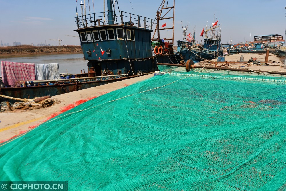 2021年4月5日,渔民在山东省青岛市城阳区河套街道渔港备网装船,迎接
