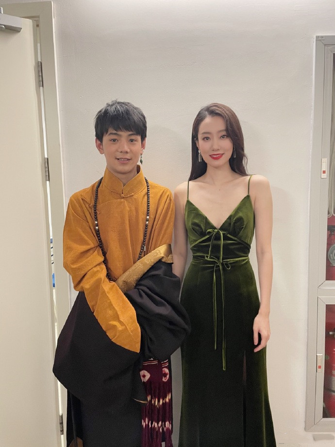 丁真时尚芭莎之旅直播说自己见到了贾玲的妈妈观众笑开了花