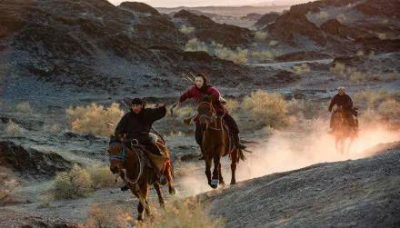 在电影里,老的骆驼客被土匪杀害时还惦念着规矩,"