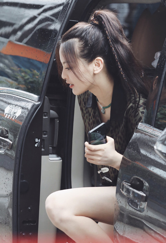 杨超越"下车照"被疯传!当她伸直腿的那刻,这腿长得让人不敢信