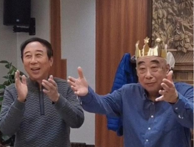 冯巩清明回河北祭祖,俩姐姐罕见同行,一家人共用一张脸基因强大