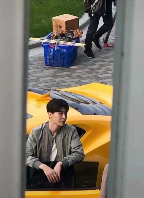 《曾少年》张一山范丞丞路透照_腾讯新闻