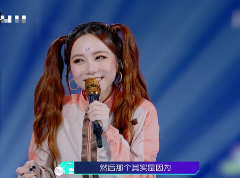 在攻击的时候李元芳就有"biubiubiu"的台词,邓紫棋突发奇想将它加入到