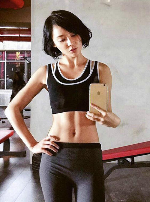 袁姗姗的演技其实也是不错的,曾经还努力健身秀马甲线,其实是正能量的